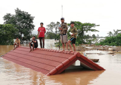 在大教堂建设中的大坝于7月份倒塌，占地数千人在下游生活。