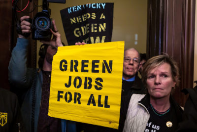 激进分子抗议参议院多数党领袖米奇·麦康奈尔（Mitch McConnell）在华盛顿特区的办公室，以支持绿色新政。