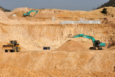 2010年赣县赣县省稀土矿工的工人，于2010年。当地官员已关闭许多地区的矿场。