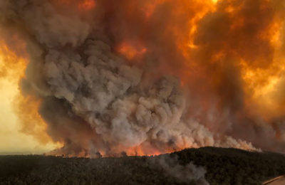 12月30日在澳大利亚贝恩斯代尔的野火。