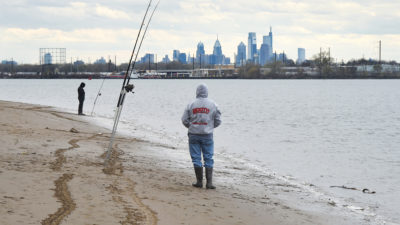 费城对面，新泽西州帕尔米拉特拉华河岸上的渔民。