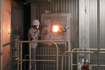 日本横滨的燃煤发电厂。