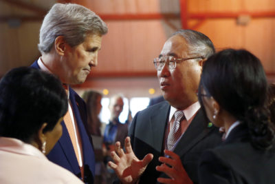 当时的美国国务卿约翰·克里（John Kerry）在2015年巴黎气候会议上与中国的气候变化特别代表西海胡（Xie Zhenhua）。