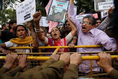 积极分子在2014年抗议印度在新德里的灭菌政策，经过十几个妇女在哈哈蒂斯加地区的拙劣程序死亡。
