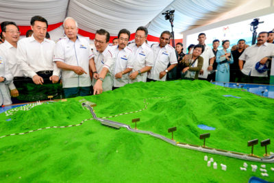 马来西亚首相纳吉布前,左起第三个,看着耿耿于怀的模型东海岸铁路于2017年。188金宝搏亚洲体育搏彩马来西亚已经取消这个项目由于成本不断上升。