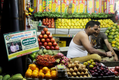 孟买的水果架展示了一张招贴向购物者了解2018年6月23日的新的单用塑料禁令。