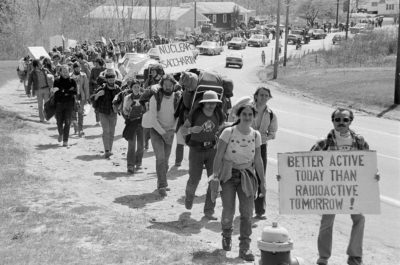 反核活动家抗议在哪里建设核电站,1977年新罕布什尔州。
