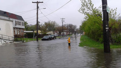 手机照片显示洪水在索斯布里奇和梧桐树下的街道2014年4月。