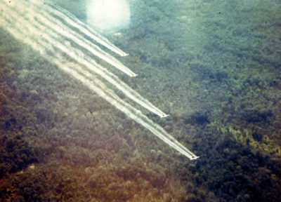 1960年代，美国C-123飞机在越南森林地区释放了脱叶的特工橙色。