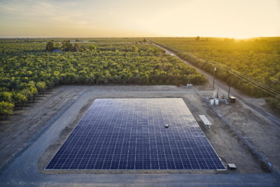 太阳能阵列ㄧ县,加利福尼亚,与板并排放置在地上。