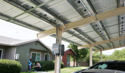 新安装的车棚太阳能将很快提供电力的低收入居民卡萨斯·德·拉·维纳复杂。