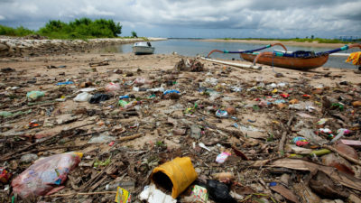 巴厘岛海滩上的塑料污染。