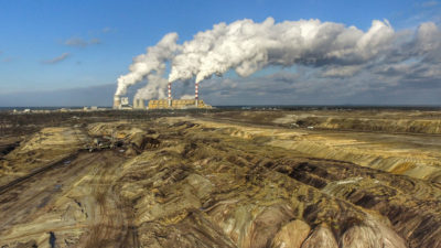 Bełchatów矿山和发电厂。该矿山是波兰最大的煤炭储备，估计有19.3亿吨的褐煤煤。