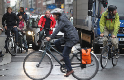 自行车基础设施的缺乏，如自行车道和停放架，阻碍了柏林(上图)和其他德国城市推动无车出行的努力。