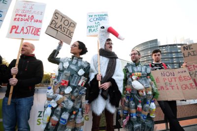 在2018年10月23日禁止单利塑料物品之前，法国斯特拉斯堡欧洲议会以外的抗议者。