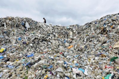 马来西亚詹贾罗姆（Jenjarom）的废物处理设施。从今年开始，不再允许欧洲公司将塑料废物运送到发展中国家。