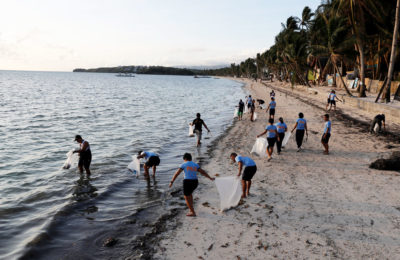 警察于去年4月在菲律宾收集垃圾岛，在菲律宾的流行海滩目的地关闭游客以解决污染问题。