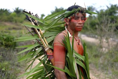 在巴西阿尔托里奥峡谷保护区森林中巡逻的一名土著坦贝人。