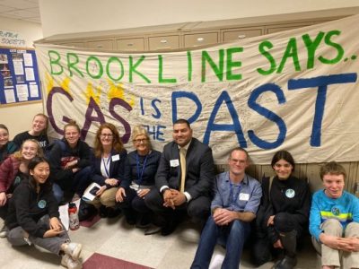 支持者庆祝去年11月在马萨诸塞州布鲁克莱恩通过的天然气禁令。