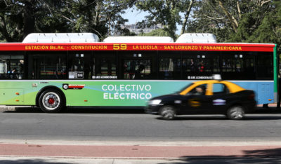 作为为期一年的试点测试的一部分，一辆电动巴士于5月在布宜诺斯艾利斯流通。