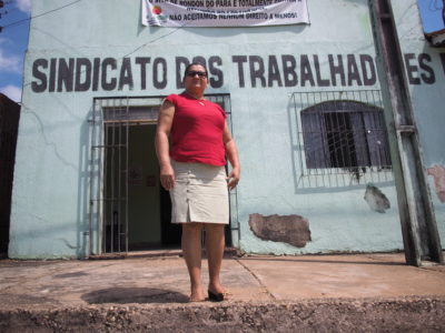玛丽亚·乔尔·迪亚斯da Costa Rondon农业工人联盟大楼前的对位。