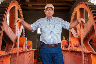 科罗拉多州大谷用水协会的总经理马克·哈里斯正在和他社区的农民一起努力减少用水。