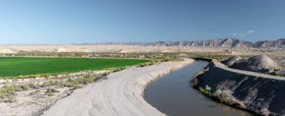 伟谷水用户协会经营一条运河,切断一个苜蓿字段,和150英里的管道和沟渠携带水23000英亩的土地。