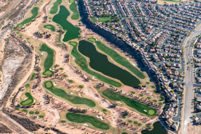 犹他州的圣乔治正在迅速发展，高尔夫球场和小块土地被推进沙漠。该市正在寻求修建一条新管道，从干旱的鲍威尔湖(Lake Powell)汲取更多科罗拉多河的水。