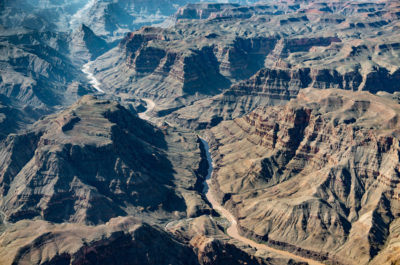 科罗拉多河穿过大峡谷国家公园以西的亚利桑那州北部的Hualapai印度保留地。