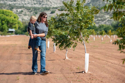克劳迪娅·豪泽,她的儿子Cy,是农民在亚利桑那州的佛得角谷与美国大自然保护协会合作部署高效的灌溉系统和种植作物,使用更少的水。