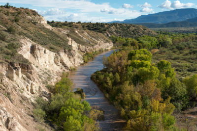 佛得角河是一个常年沙漠河流由山温泉在亚利桑那州中部高地。这是一个凤凰都市地区的重要水源,470万人的家园。