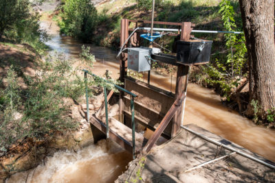 新安装的闸门转移佛得角河水到字段,允许农民使用智能手机远程控制流。电脑设备是由私人公司在凤凰城。