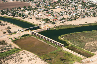 美国 - 墨西哥边境的莫雷洛斯大坝是科罗拉多河水的最后一次主要转移，为墨西哥市和墨西哥的农业用户开了水。