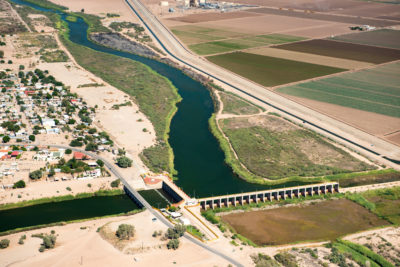 MoreLoS大坝在美国 - 墨西哥边境，科罗拉多州的剩余水，150万英亩脚，被转移到墨西哥的城市和农场。在大坝下方，原来的科罗拉多河沟道干燥。