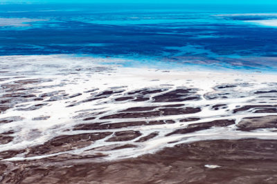 科罗拉多河曾经流入加利福尼亚湾，但现在干燥的三角洲是旧河道，盐潮平底鞋和矿物质沉积物的干燥景观。