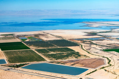 加利福尼亚州萨尔顿海的水平正在下降，因为科罗拉多河正在达到它，导致潮湿的湿地作为批判性鸟类栖息地。官员设计了7亿美元的计划，恢复了15,000英亩的湿地，但该项目仍未完全资助。