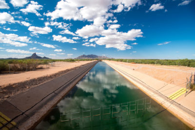 40亿美元中央亚利桑那项目的建设始于1973年，并花了两十年来完成。运河从科罗拉多州的Havasu湖延伸到图森西南的Terminus，服务于约80％的亚利桑那州的人口。