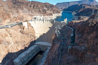 如果米德湖的水位再下降32英尺，胡佛大坝将停止发电，切断加利福尼亚州南部、内华达州和亚利桑那州数百万人的电力供应。