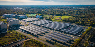 新泽西州皮斯卡塔维的罗格斯大学的太阳能停车设施，产量为8兆瓦。