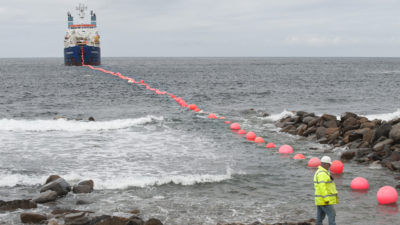在苏格兰奥克尼群岛的欧洲海洋能源中心试验场铺设电缆。该中心允许波浪发电公司将他们的设备与现有的基础设施和电缆连接起来，以测试他们的发电能力，并发现他们的技术存在的问题。