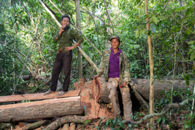 监视非法砍伐的Prey Lang社区护林员的成员。普罗朗是亚洲仅存的低地常绿林地之一。