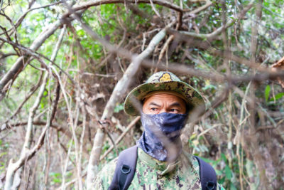 一名柬埔寨环境护林员在金边博克保护区巡逻，寻找非法伐木工。一些护林员隐藏自己的身份，因为害怕遭到伐木工和他们在警察和军队中的盟友的报复。