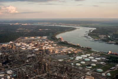 150多名石化工厂和炼油厂的运作在路易斯安那州的85英里长的“癌症。”