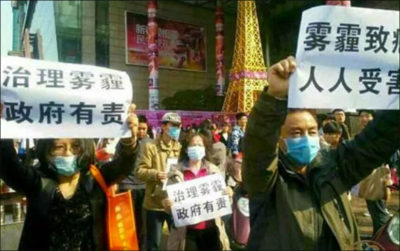 在2015年发布有关中国空气污染的病毒纪录片后，北京的抗议者在2015年。