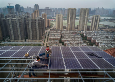 武汉工人正在安装太阳能电池板。2017年，中国新增太阳能装机容量53兆瓦。