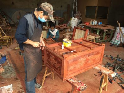 工人在西安工厂组装玫瑰木家具。
