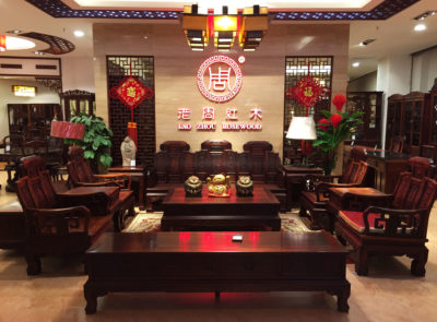 上海美凯龙家具商场出售的红木家具。长期以来，拥有红木家具在中国代表着财富的地位。