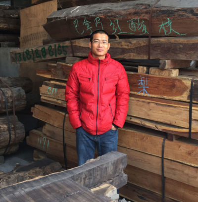 木材批发商陈春荣(音译)在张家港的店铺里，手里拿着一种濒危的红木。