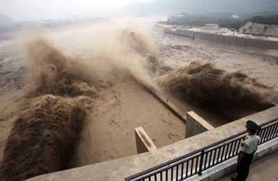 位于中国黄河上的小浪底大坝的入口使泥沙能够向下游排放。