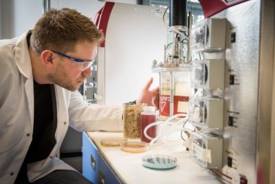 克里斯托弗·查克·巴斯大学的化学工程师,正在努力生产酵母能够产生更多的石油从廉价的原料。